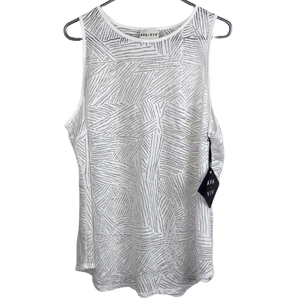 NWT 1X Ava & Viv geometric white top, great as cover up